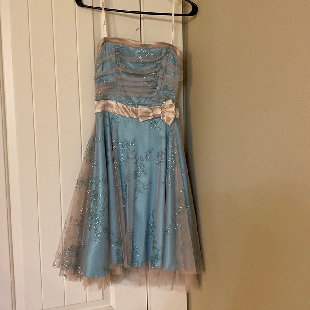Aqua short strapless semi-formal dress with tulle overlay, size 5/6.
